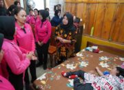 Ketua Umum Bhayangkari Kunjungi Aiptu Heri dan Anaknya yang Terbaring Sakit