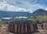 Satgas Habema Bersama Warga Yenggernok Gotong Royong Bangun Honai