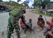 Patroli Satgas Habema Bagikan Sembako Disambut Gembira Warga Wandiga