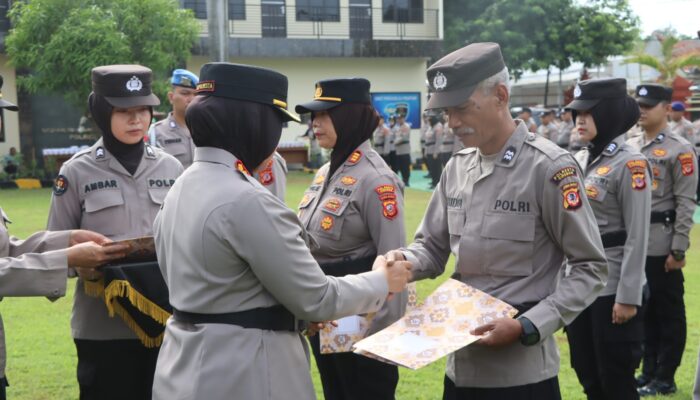 Kapolresta Cirebon Berikan Penghargaan Kepada Personil Berprestasi