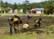 Kerja Bakti Satgas Habema Bersama Warga Kamat Bersihkan Lingkungan