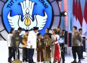 Panglima TNI Dampingi Presiden RI Pada Acara Puncak Peringatan Hari Guru Nasional Tahun 2024