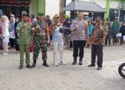Bhabinkamtibmas Dan Babinsa Kawal Penyaluran Bantuan Beras 10 Kg Di Mustikasari
