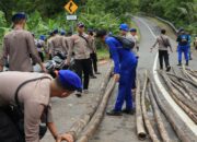 Ditpolairud Polda Jabar Dan Satpolairud Polres Sukabumi Bangun Jembatan Darurat Untuk Warga