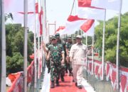 Wakasad Dampingi Panglima TNI Launching Padi Sinar Mentari Dan Resmikan Jembatan Gantung Merah Putih