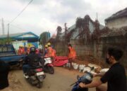 Pengendara Motor Tergelincir, Kontraktor Galian PLN Di Desa Kadu  Biarkan Jalanan Kotor