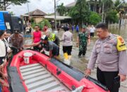 Aksi Sigap Polsek Cengkareng, Evakuasi Warga Kebanjiran Gunakan Perahu Karet Di Taman Kencana