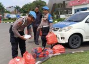 Personil Propam Membagikan Berkah Kepada Masyarakat Di Hari Jum’at