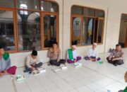 Polsek Cisauk Giat Sholat Jumat Bersama Membagikan 150 Nasi Bungkus Sekaligus Coolling  System Di Masjid Al Mutaqin