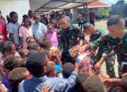 Hadir Membawa Kebahagiaan, Satgas Yonif 503 Kostrad Bagikan Bingkisan Untuk Anak Papua