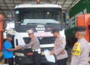 Kanitlantas Bagikan Snack Dan Air Mineral kepada Sopir, Saat Antrian Panjang