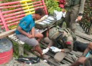 Tim Medis Satgas Ops Damai Cartenz Berikan Pelayanan Kesehatan Bagi Warga Puncak Jaya