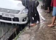 KESIGAPAN BHABINKAMTIBMAS JAKAMULYA POLSEK BEKASI SELATAN BANTU WARGA YANG KESULITAN DI TENGAH HUJAN
