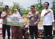 Kapolri Dan Gubernur Yogyakarta Sri Sultan Hamengku Buwono X Menanam Jagung Bersama