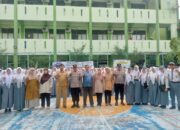 JADI INSPEKTUR UPACARA DI SEKOLAH, WAKAPOLSEK TANGERANG SAMPAIKAN EDUKASI DAN PESAN KAMTIBMAS