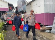 Polri Peduli Masyarakat Bagikan Sembako Di Rumah Apung Muara Angke