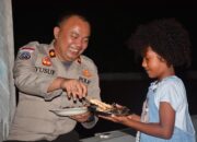 Keakraban Tanpa Sekat, Momen Kedekatan Anggota Polri Bersama Anak Papua