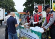 Awal Ramadhan 1446H, Polresta Bandara Soetta Bagi-bagi Takjil di Area Kargo