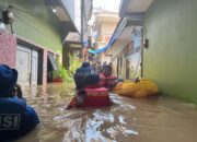 Brimob Polda Metro Jaya Evakuasi Warga Di Kampung Melayu, Banjir Capai 2 Meter