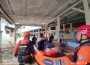 Tim Gabungan Evakuasi Warga Terdampak Banjir Di Bantaran Kali Ciliwung