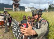 Personel Operasi Damai Cartenz-2025 Jalin Keharmonisan Dengan Masyarakat Pegunungan Bintang Di Oksibil