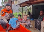 TNI-Polri Bantu Evakuasi Korban Banjir 1,5 Meter Yang Mau Cuci Darah