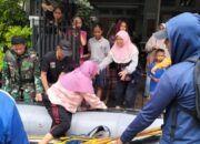 Personel Kodim 0507/Bekasi Tanpa Kenal Lelah Bantu Korban Banjir