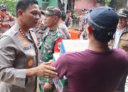 Polri-TNI Bagikan Makanan Ke Warga Terdampak Banjir Di Sawangan, Depok