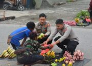 Personel Satgas Humas Damai Cartenz 2025 Dukung Pedagang Lokal Di Timika Melalui Pendekatan Humanis