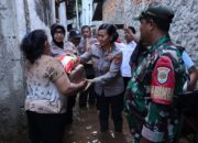 Polwan Bantu Warga Terdampak Banjir Di Kebon Jeruk Bagikan Sembako Dan Layanan Kesehatan