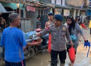 Brimob Polda Metro Jaya Bagikan Takjil Untuk Warga Terdampak Banjir Di Pondok Gede Permai, Bekasi