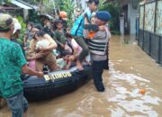 Tim SAR Korbrimob Polri Gerak Cepat Evakuasi Korban Banjir Di Jakarta Timur