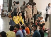 Polri Bersama Mahasiswa Beri Trauma Healing ke Korban Banjir Ciliwung