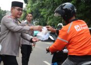 Wakapolres Metro Jakarta Selatan dan PJU Bagikan Takjil kepada Pengendara yg melintas di mako mapolres Metro Jakarta Selatan