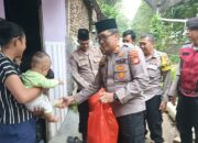 Berbagi Takjil di wilayah Slum Area oleh Kapolsek Neglasari dan Jajaran