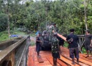 TNI Bersama Warga Perbaiki Jembatan Buka Akses Ekonomi Di Papua