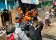 Bhabinkamtibmas Bidaracina Bersama Tiga Pilar Laksanakan Kerja Bakti Pasca Banjir Di Tanjung Lengkong