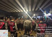 Dirikan Dapur Lapangan, Polri Bagikan 500 Porsi Makanan Untuk Korban Bajir Rawajati