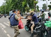 Polsek Ciracas Bagikan 200 Paket Takjil Untuk Masyarakat Pengguna Jalan Di Bulan Ramadhan