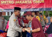 Polsek Kramatjati Bagikan Makanan Dan Pakaian Untuk Warga Terdampak Banjir