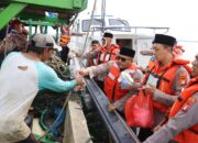 Kapolres Kepulauan Seribu Bagikan Takjil kepada Nelayan dalam Safari Ramadhan