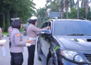 KAPOLRES METRO BEKASI BAGIKAN TAKJIL KEPADA PENGGUNA JALAN DI TRAFFIC LIGHT JURONG