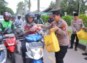 Kapolres Metro Bekasi Berbagi Takjil Untuk Pengguna Jalan Di Bulan Suci Ramadhan