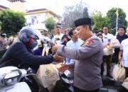 Masyarakat Antusias Saat Kapolri Turun Langsung Berbagi Takjil