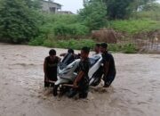 Sigap Hadapi Banjir, Satgas Yonif 741/GN Bantu Warga Seberangi Sungai Welaus Di Perbatasan