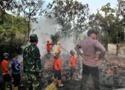 Aksi Sigap Anggota Koramil 02/Watumalang Padamkan Kebakaran Rumah