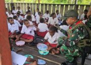Satgas Yonif 733/Masariku Berbagi Kasih, Bagikan Makanan Bergizi Untuk Siswa SD Rimba ST Aloysius Mumugu