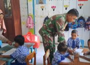 Babinsa Koramil 1805-01/Waisai Kawal Distribusi Program Makan Bergizi Untuk Siswa SD Di Raja Ampat