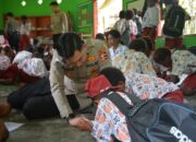 Satgas Ops Damai Cartenz Ajak Anak-Anak Belajar Dan Bermain Di Rumah Pintar, Mimika