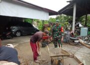 Ringankan Pekerjaan Warga, Babinsa Sekura Bantu Cor Jalan Desa